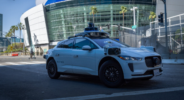 Роботакси Tesla взлетают на бирже, но буксуют на дорогах