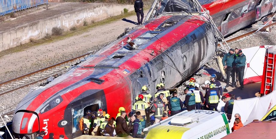 По меньшей мере 21 погибший и десятки раненых в аварии в Адамусе