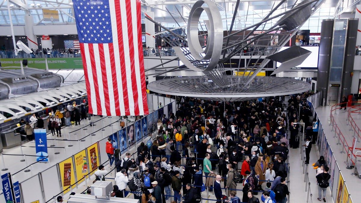 Аэропорты на грани: пассажиры срываются на ICE