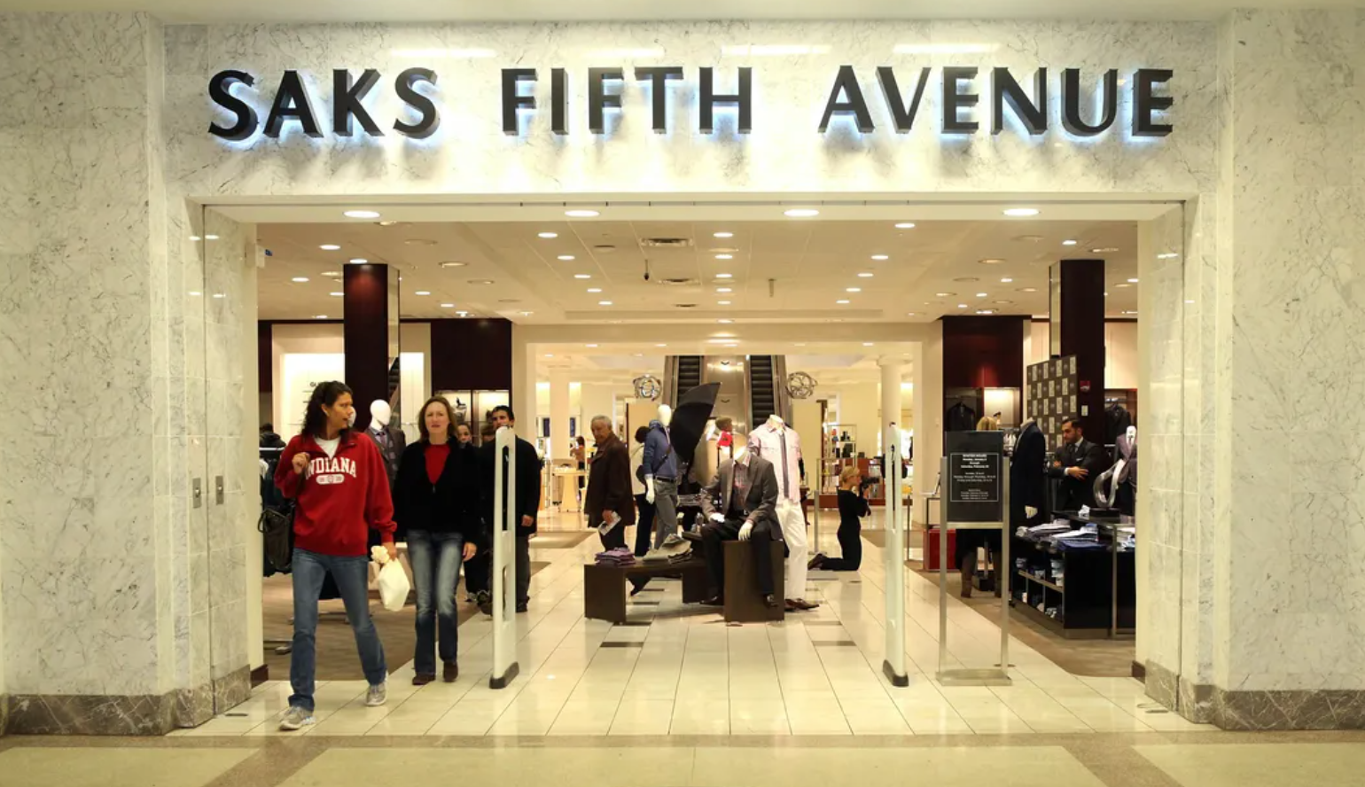 Amazon нацелилась на покупку люксового гиганта Saks