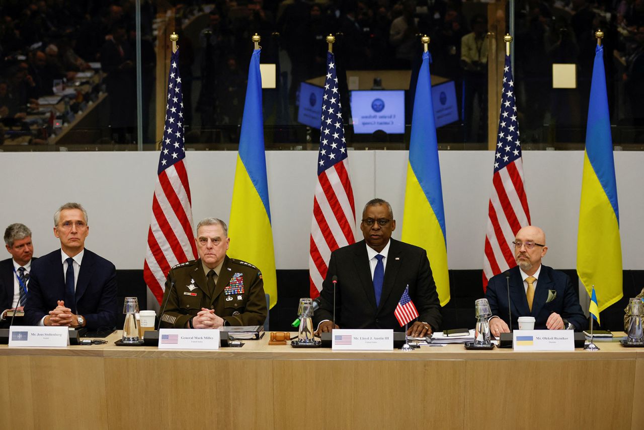 Трамп обсуждает выход США из НАТО