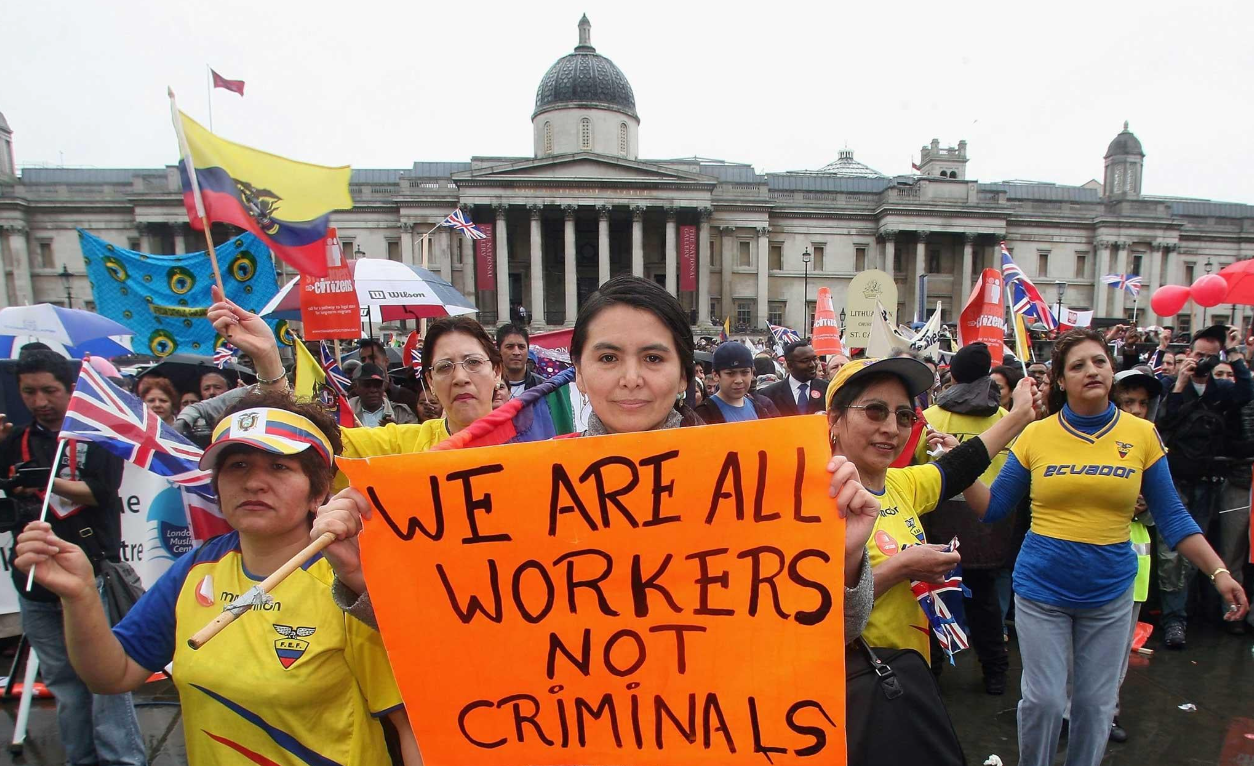 Правые партии Британии требуют массовых депортаций